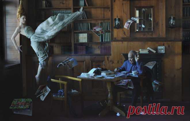 Арт-фото. Аналогия — внезапно включившаяся гравитация в невесомости. Стоп-кадр живёт и дышит, все объекты на фотографии наполнены кинетической энергией поступательного движения. Неодушевлённые предметы неторопливо парят вниз, а прекрасные чувственные женщины в развевающейся одежде подлетают куда-то ввысь.