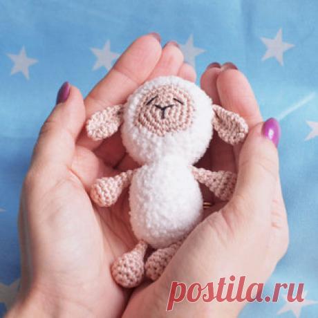 Мини овечка-сплюшка амигуруми. Схемы и описания для вязания игрушек крючком! Бесплатный мастер-класс от Сони Ваниной по вязанию мини овечки-сплюшки крючком. Высота вязаной овцы примерно 12 см (крючок №1,75). Для изготовления иг…