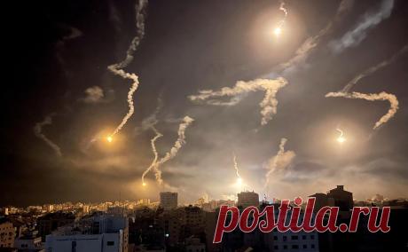 США передадут Израилю высокоточные бомбы на $320 млн. Израиль бомбит сектор Газа тяжелыми снарядами, предназначенными для военных укреплений, выяснила ранее NYT. США призвали к более аккуратным ударам и одобрили передачу высокоточного оружия для смягчения гуманитарного кризиса