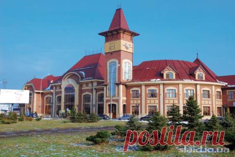 Ужгород. Залізничний вокзал ::: альбом The best places in Ukraine Україна найкращі місця The best places in Ukraine
Залізничний рух розпочався у другій половині XIX ст. Перша залізнична лінія вела до м.Чоп. Її будівництво було розпочато в 1870 році на основі закону № XXVIII в напрямку Ужгород — Ньїредьхаза. І вже в 1872 році запущено в дію перший відрізок цієї залізниці Ужгород — Чоп. Протягом 1915–1916 рр.. побудовано першу вузькоколійну залізницю в напрямку Ужгород — Анталовці.