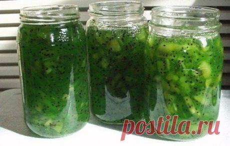 Изумрудное варенье из киви
Варенье очень вкусное
Ингредиенты:
-5 киви
-1 банан
-1 чайная ложка желатина
-220 гр. сахара
-сок половины лимона
Мелко порезать киви. Туда же порезать мелко банан. Помять не очень сильно. Добавить сахар и чайную ложку желатина. Варить 5--10 минут
Густое, ароматное варенье готово!