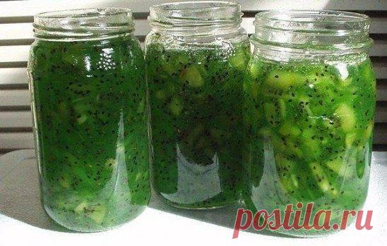 Изумрудное варенье из киви
Варенье очень вкусное
Ингредиенты:
-5 киви
-1 банан
-1 чайная ложка желатина
-220 гр. сахара
-сок половины лимона
Мелко порезать киви. Туда же порезать мелко банан. Помять не очень сильно. Добавить сахар и чайную ложку желатина. Варить 5--10 минут
Густое, ароматное варенье готово!