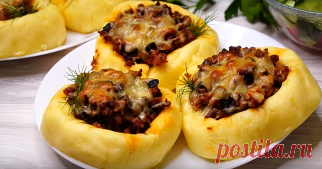 Картофельные гнезда с фаршем: обычное пюре превращается в сказку Картофельные гнезда с фаршем подаем на стол с пылу с жару. Поверьте, благодарность в виде пустых тарелок вам гарантирована. Благодаря начинке картофельное пюре получается нежным, ароматным и очень вкусным. Ну а сочетание фарша и грибов – беспроигрышный вариант для любого блюда.