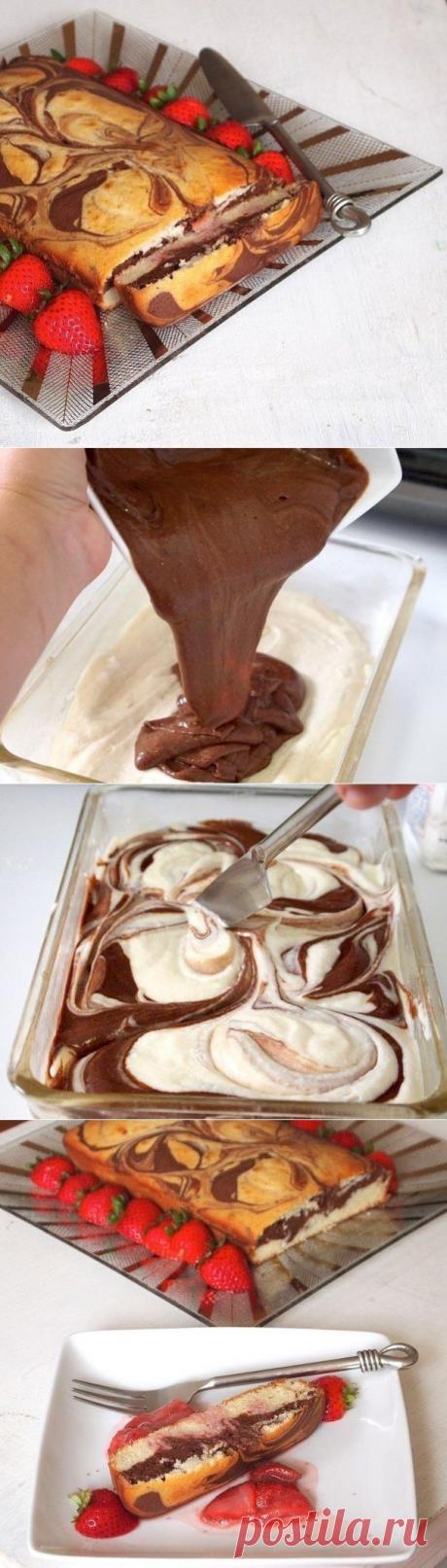 Воздушный мраморный пирог с клубничным соусом.