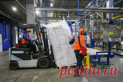 Евросоюз запретил импорт российского каучука и битума. Европейский союз (ЕС) в рамках десятого пакета санкций запретил импорт из России синтетического каучука и битума. Об этом сообщается на официальном сайте Совета ЕС. «Вводятся ограничения на импорт товаров, которые приносят значительные доходы России, таких как битум и синтетический каучук», — говорится в заявлении.