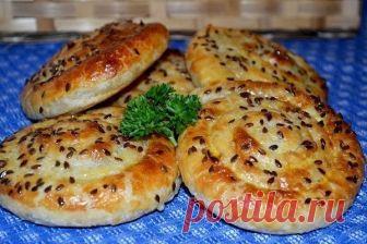 Сырные улитки.

Для приготовления сырных улиточек нам понадобится:

— 450 г слоеного теста (у меня было дрожжевое)
— 200 г сулугуни
— 1 яйцо (для смазывания изделий) 
— семечки льна (для декора)

Уровень сложности рецепта: ближе к среднему
Время для приготовления: около получаса (если вы предварительно разморозили тесто)

Ход работы:

Пласт теста выкладываем на подпыленный мукой стол и слегка его раскатываем.

Его нам нужно разрезать на 6 одинаковых по ширине длинных полос...