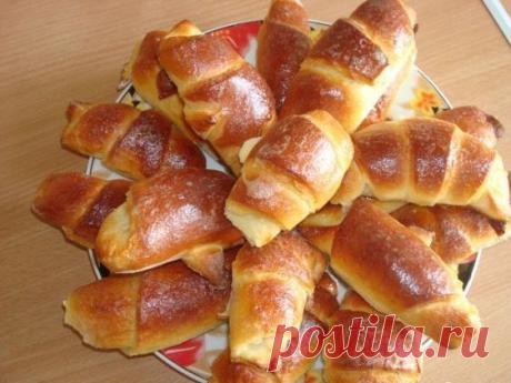 Рогалики

Тесто получается сдобным и, что самое главное, не надо ждать пока оно подойдёт, сразу же после замеса можно начинать заниматься выпечкой. Очень легко и быстро.