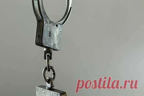 Суд назначил домашний арест лидеру «ЧВК Редан». Черемушкинский суд Москвы отправил одного из лидеров молодежной неформальной группировки «ЧВК Редан» под домашний арест. Его обвиняют в нападении на подростка в столичном метро — по части 2 статьи 213 УК России (Хулиганство с применением оружия или предметов, используемых в качестве оружия), отметили в суде.