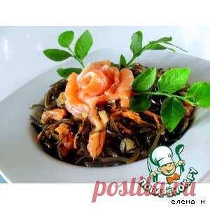 Салат из морской капусты с красной рыбой - кулинарный рецепт