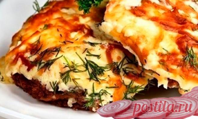 Мясо под шубой в духовке. Рецепт приготовления Мясо под шубой в духовке – невероятно вкусно, сытно и празднично. Приготовьте его в духовке с сырной вкусной корочкой, грибы и баклажаны придадут вашему шедевру изысканный вкус, который порадует всех за праздничным столом.