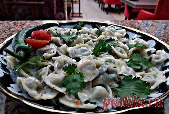 Кук чучвара - Пельмени с зеленью
Ингредиенты:
Для теста:
500 г муки
1 яйцо
0,5 стакана теплой воды
1 чайная ложка соли
Для фарша:
1 кг разной зелени
3-4 головки репчатого лука
1 пучок зеленого лука
1 пучок молодого чеснока
150 г бараньего сала
1 стакан выжарки курдючного сала
2-3 яйца
черный перец
соль
Рецепт:
1. Замесите тесто и дайте ему «отдохнуть» 30-40 минут.
2. Яйца для фарша сварите.
3. Для фарша все виды зелени почистите, промойте под проточной водой и нашинкуйте.
4. В глубокой сков