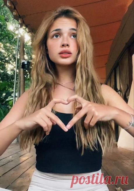 Популярный блогер и певица Валя Карнавал поделилась тревожной новостью! Дело в том, что она сделала серьезный шаг в своей жизни.