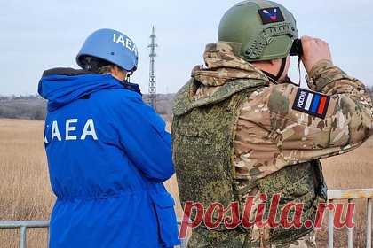 На ЗАЭС сообщили об обезвреживании упавшего дрона. Дрон-камикадзе Вооруженных сил Украины (ВСУ), который сбили над Запорожской атомной электростанции (ЗАЭС), был обезврежен. Об этом сообщила пресс-служба ЗАЭС. «Дрон, упавший на крышу машзала энергоблока №6, был обезврежен, детонация заряда не произошла», — говорится в публикации.