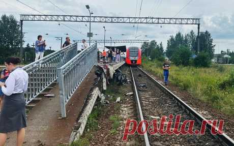 В Ленобласти четыре человека погибли в ДТП с «Ласточкой». Четыре человека, включая двоих детей, погибли при столкновении электропоезда «Ласточка» и легкового автомобиля Renault в Ленинградской области, сообщает пресс-служба главка МВД по Санкт-Петербургу и области.