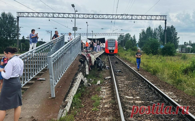 В Ленобласти четыре человека погибли в ДТП с «Ласточкой». Четыре человека, включая двоих детей, погибли при столкновении электропоезда «Ласточка» и легкового автомобиля Renault в Ленинградской области, сообщает пресс-служба главка МВД по Санкт-Петербургу и области.