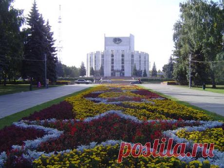 Театр драмы им Орлова и сквер перед ним