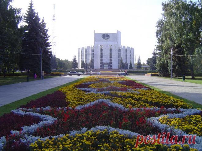 Театр драмы им Орлова и сквер перед ним