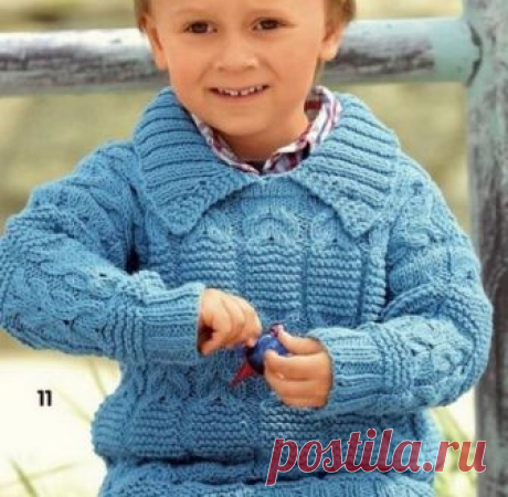 Джемпер для мальчика с отложным воротничком спицами 
#вязаниеспицами@nerukodel 
Мальчикам принято вязать вещи тёмных цветов. Мы используем один из самых светлых оттенков голубого цвета, чтобы сделать его более ярким. Рельефный рисунок подарит дополнительное тепло во время холодной зимней погоды. Дополнительно декорируем его отложным воротничком. 

Уровень сложности: 3(5). 

Размер: на 2 года. 

Вам потребуется: 

Материалы: 400 грамм полушерстяной пряжи голубого цвета, 250...