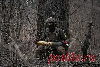 Офицер ВСУ заявил о бессмысленности мотивации украинцев воевать добровольно. Мотивировать украинцев воевать добровольно уже поздно и бессмысленно, потому что те, кто мог пойти на фронт сам, уже погибли. Об этом заявил офицер Вооруженных сил Украины Игорь Лапин. Он добавил, что размер зарплаты добровольцев и мобилизованных на Украине должен дифференцироваться в пользу первых.