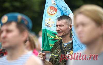 В Москве в Парке Горького отмечают День ВДВ. Для гостей подготовлен торжественный концерт, на котором поют военные песни