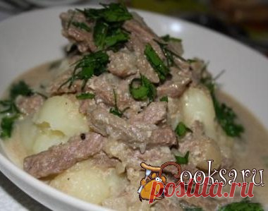 Классический бефстроганов #мясо #кулинария #обед #ужин #вкусно #рецепты Бефстроганов – это очень вкусное блюдо! Гарнировать его можно и отварным рисом, и гречкой, и спагетти, и картофельным пюре… выбирайте на свой вкус! говядина (телятина) — 500 г; лук репчатый — 2 шт; чеснок — 1 зуб.; сметана — 100 г; сливочное масло — 50 г; растительное масло — 1 ст.л.; соль ; черный молотый перец ; зелень (для украшения) ;