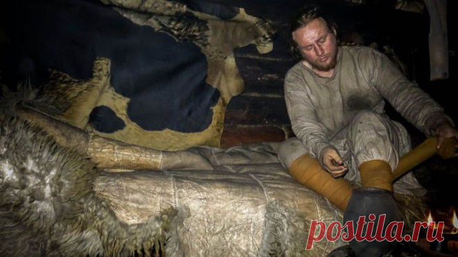 Один день в десятом веке или назад в прошлое 
Иногда конечно хочется вот взять все и бросить. Поехать дикарем на пару месяцев как Павел...

Дальше текст автора:
Привет. Меня зовут Павел Сапожников. Мне 24 года. В сентябре 2013 я начал исторический проект, суть которого - прожить на построенной копии древнерусского хутора семь месяцев без современных удобств и средств связи. Фактически, я живу один в прошлом.