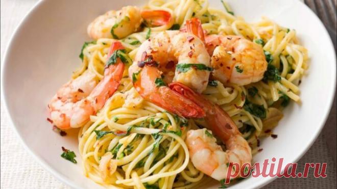 Паста с креветками рецепт в сливочно-чесночном соусе Паста с креветками, со сливками, сыром и чесноком. Также пасту с креветками можно приготовить с помидорами. Здесь 2 популярных рецепта.