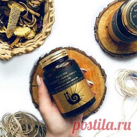 Ампульная многофункциональная сыворотка с муцином улитки обеспечивает регенерацию, борьбу со старением, защиту, увлажнение и питание. Не только удаляет морщинки, но и повышает упругость и эластичность кожи. Выравнивает тон кожи, осветляет пигментацию и постакне. Подходит даже для чувствительной кожи, защищает ее от раздражений. Текстура легкая и хорошо проникает в кожу, обеспечивая питательными веществами глубокие слои.

Помогает сэкономить время на уход за кожей, что особ...