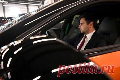Продажи электрокаров в России выросли почти в четыре раза. Объем продаж электромобилей в России по итогам 2023 года вырос на 290 процентов. Интерес россиян к электрокарам вырос главным образом благодаря льготам: бесплатному проезду по платным трассам, освобождения от уплаты транспортного налога и парковок. В 2024 году планируется расширить систему зарядных станций.