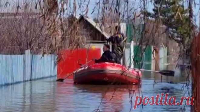 Добровольцы с Урала отправились на помощь жителям Курганской области из-за паводка. Волонтеры из уральских регионов прибыли в Курганскую область, чтобы оказать помощь в укреплении дамб, патрулировании на лодках улиц, оказавшихся в воде, а также поддержать местных жителей, находящихся в пунктах временного размещения из-за ...