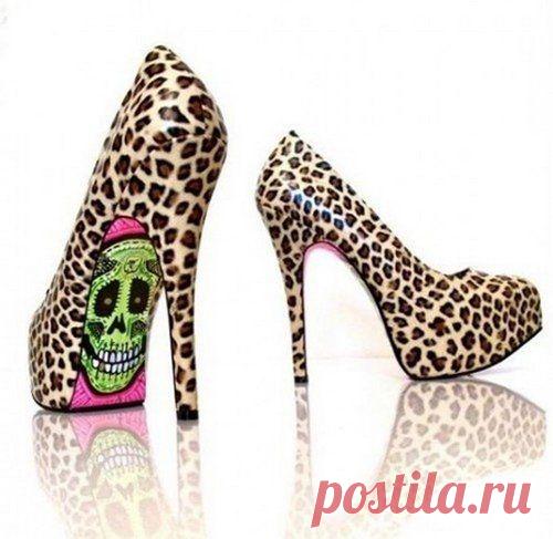 Модные туфли с рисунком - Принт на туфлях может быть любой. Будь то шотландская клетка, разноцветный горох или разноцветные полоски. Сегодня наиболее актуальны туфли с рисунком, имитирующим шкуры животных или рептилий, а также с растительным принтом.