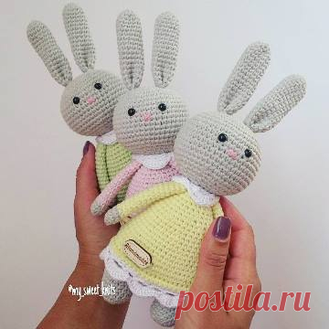 Зайка амигуруми в платьице: мастер-класс крючком Вязаные зайки амигуруми в платьицах от Victoria Y-ammi Art. Платье с игрушки не снимается. Предлагаем посмотреть авторский видео мастер-класс, а также описание вязания зайки крючком.