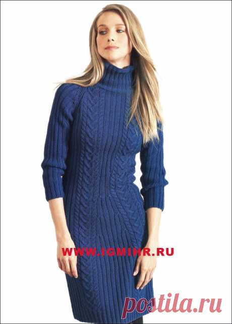 Синее платье с рукавом реглан и косами, 
от Lana Grossa.