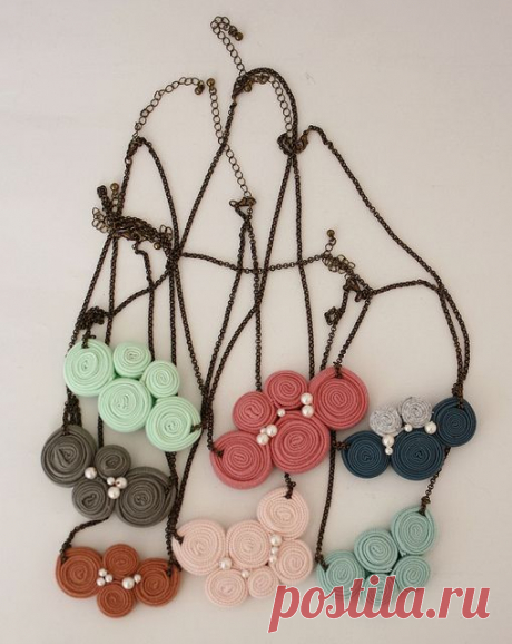 rolled fabric necklace I want to try to make one of these some day when I have free time ;) | Crochet Bracelet