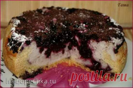 Пирог c творогом и черникой (духовка, мультиварка) Масло растереть с сахаром и ванильным сахаром. Добавить яйцо, перемешать. Добавить разрыхлитель и муку, замесить не очень крутое тесто. Форму смазать маслом. Выложить тесто, сделать бортики. Приготовить начинку. Отделить белки от желтков. Желтки растереть с сахаром. Добавить творог, хорошо перемешат