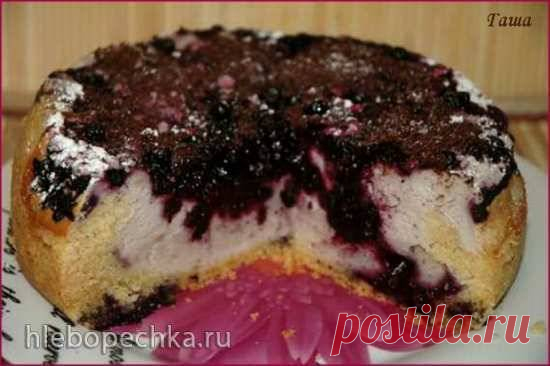 Пирог c творогом и черникой (духовка, мультиварка) Масло растереть с сахаром и ванильным сахаром. Добавить яйцо, перемешать. Добавить разрыхлитель и муку, замесить не очень крутое тесто. Форму смазать маслом. Выложить тесто, сделать бортики. Приготовить начинку. Отделить белки от желтков. Желтки растереть с сахаром. Добавить творог, хорошо перемешат