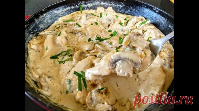 Так меня научила мама: курица, грибы, сливки и получаем фантастически сочное и нежное блюдо Рецепт:куриное филе 450 грсливочное масло 2-3 ст.ложлук 1 штчеснок 3 зубшампиньоны 350 грмука 1 ст.ложсливки 200 - 350 млсоль, черный перец по вкусузелень петрушки
