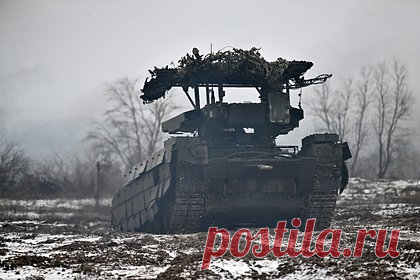 Российские «Терминаторы» доработали с учетом СВО. Российские боевые машины поддержки танков (БМПТ) «Терминатор» доработали с учетом специальной военной операции (СВО). Об этом со ссылкой на Telegram-канал «Военный осведомитель» пишет «Российская газета» (РГ). Отмечается, что члены экипажа БМПТ оснащены защитной экипировкой 6Б48 «Ратник-ЗК».