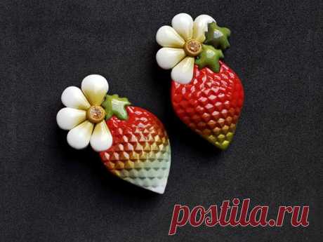 Создаём брошь "Клубничка" из полимерной глины Создаём брошь "Клубничка" из полимерной глиныДля начала я соединила три брусочка полимерной глины красного, зеленого и белого цветов для дальнейшей прокатки, чтобы получить переход тонов.На получившемся слое я выдавила текстуру. Взяв ещё один слой полимерной глины, при помощи каттера,...