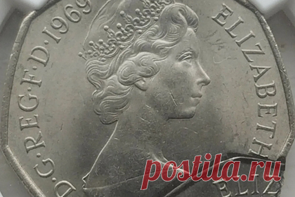 Испорченную монету продали на аукционе в 1020 раз дороже номинала. Редкая испорченная английская монета достоинством в 50 пенсов (51 рубль) продана на аукционе eBay по цене, в 1020 раз превышающей номинал. Изображения дважды пропечатаны на монете с обеих сторон. Коллекционеры устроили ожесточенную борьбу за обладание редкостью и сделали 19 ставок за неделю.