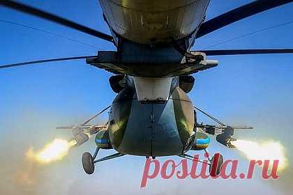 В ВСУ пожаловались на уязвимость вертолетов перед российской авиацией. Пилоты ВСУ рассказали, что украинские вертолеты Ми-8 оказались уязвимы перед ударами российской авиации. По словам вертолетчиков, авиация атакует их ракетами Р-37 с расстояния 150 километров, оставаясь вне зоны досягаемости противовоздушной обороны. Чтобы поразить цель, им требуется менее одной минуты.
