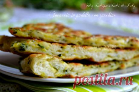 Focaccia in padella con zucchine Focaccia in padella con zucchine senza forno facile e veloce 10 minuti di lavoro ed eccola pronta da cuocere in padella. Da fare anche all'ultimo momento...