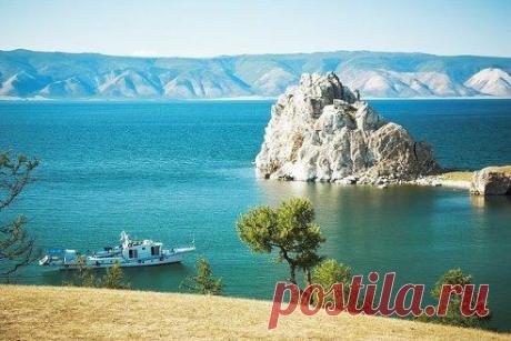 Озеро Байкал с кристально чистой водой, Россия.