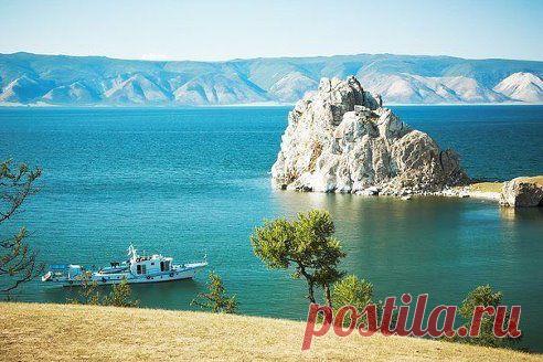 Озеро Байкал с кристально чистой водой, Россия.