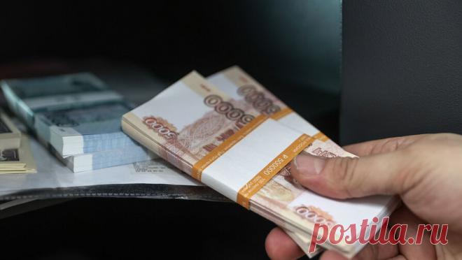 В Петербурге охранник торгового центра обманул профессора почти на 3 млн рублей. В Санкт-Петербурге задержали курьера мошенников, который обманул профессора. Об этом сообщает ГУ МВД по городу и области. Накануне профессор одного из петербургских вузов, живущий на улице Зайцева в Кировском районе, обратился в ...