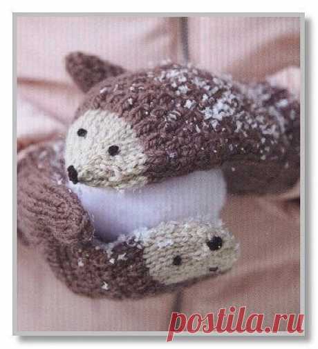 Двухцветные детские варежки с декором Ежик. 
 
Вам потребуется: Erika Knight Vintage Wool (100% щерсть, 50 г/87 м) – 50 г шоколадно-коричневого цвета, Debbie Bliss Cashmerino Aran (55% шерсть, 33% акрил, 12% кашемир, 50 г/ 90 м) – 50 г бежевого цвета, остатки черного цвета для вышивки, спицы № US 8 (5mm). 
 
Убавить петлю (skpo): одну петлю снять, след. петлю провязать, накинуть снятую петлю на провязанную. 
 
Резинка 2/2: попеременно 2 лиц., 2 изн. 
 
Плотность вязания: 1...