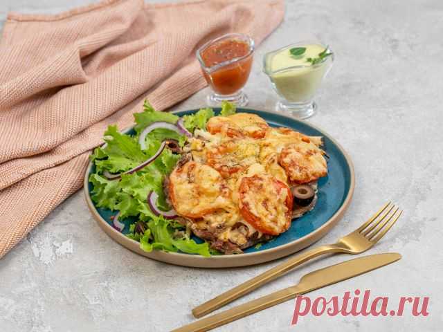 Мясо по-французски с сыром и помидорами в духовке – пошаговый рецепт приготовления с фото Если какое-то блюдо и можно назвать универсальным, так это мясо по-французски: готовится в два счета, сытное и вкусное. Подойдет для праздничного стола и для будничного ужина.