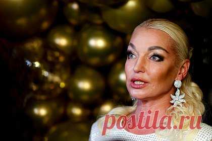 Волочкова рассказала о количестве секса в своей жизни. Российская балерина Анастасия Волочкова в новом интервью сделала неожиданное интимное признание. «У меня секс четыре раза в день. А у вас? Я живу во дворце, у меня все прекрасно. С сексом все отлично, в шпагате. Представьте! Вы свои ноги едва раздвинуть можете», — заявила она.