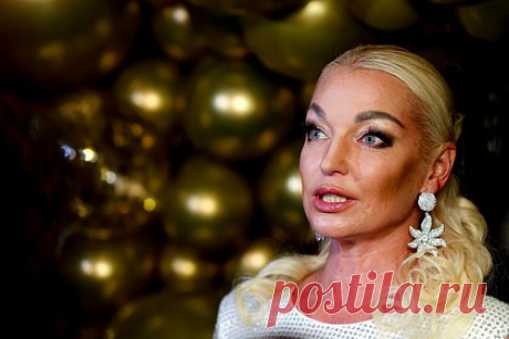Волочкова рассказала о количестве секса в своей жизни. Российская балерина Анастасия Волочкова в новом интервью сделала неожиданное интимное признание. «У меня секс четыре раза в день. А у вас? Я живу во дворце, у меня все прекрасно. С сексом все отлично, в шпагате. Представьте! Вы свои ноги едва раздвинуть можете», — заявила она.