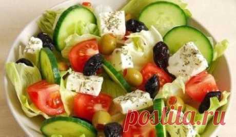 ТОП-7 ВКУСНЫХ САЛАТОВ БЕЗ МАЙОНЕЗА.
1. Салат овощной с маслинами и фетой
ИНГРЕДИЕНТЫ:
● помидоры,
● огурцы,
● болгарский перец – всего по 200 г.
● Фета – 200 г, которую можно заменить брынзой.
● Десять-пятнадцать маслин без косточек,
● по вкусу зелень, соль, перец.
● Три столовых ложки растительного масла
● две столовые ложки лимонного сока.
ПРИГОТОВЛЕНИЕ:
Огурцы нарезать соломкой, помидоры – кубиками. Из перца необходимо удалить семена и нарезать его соломкой. Чтобы приготовит